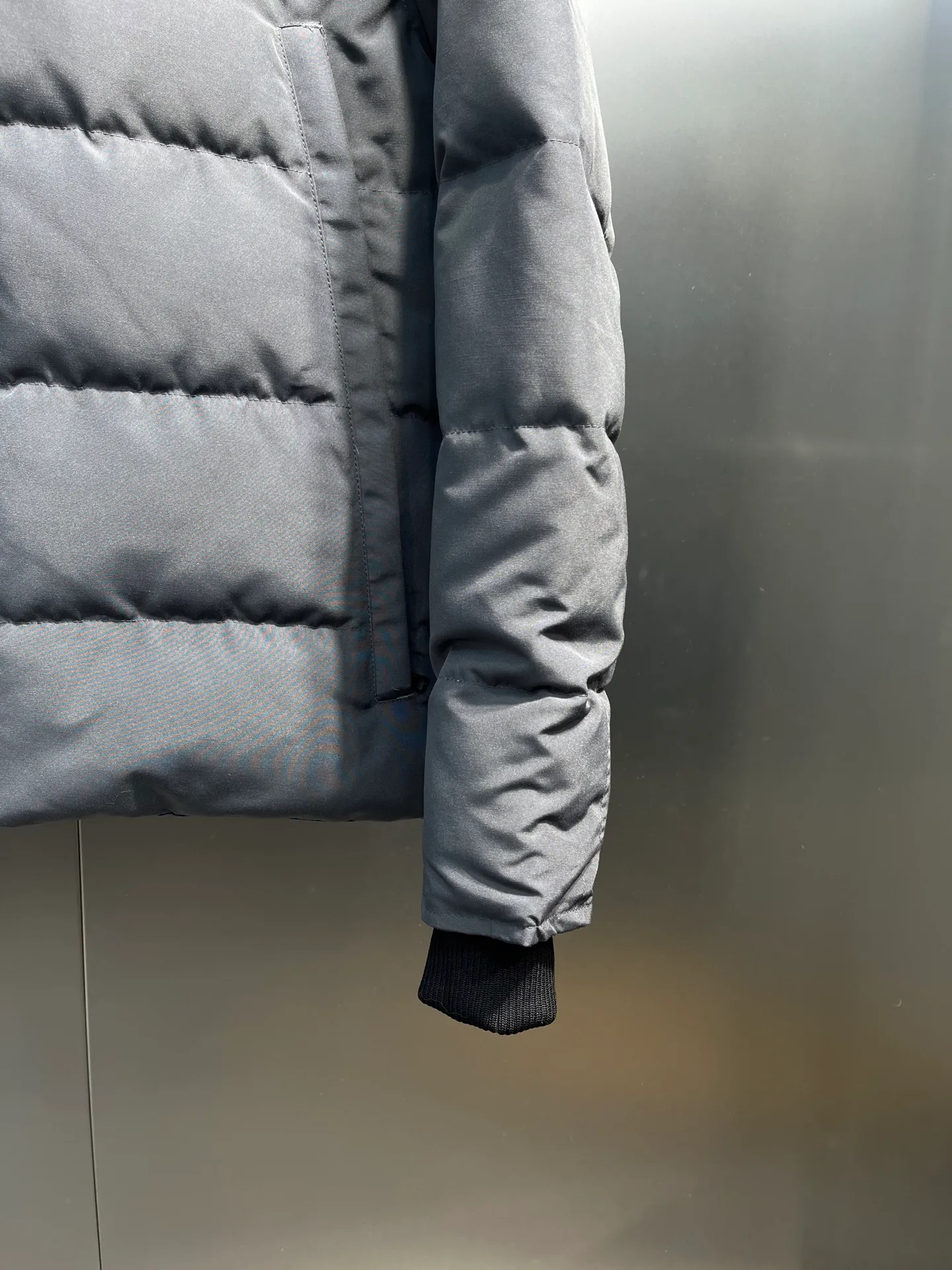 P840 Graphite Gray Ganand Goose⭐️Canada Goose men’s new short style is the most popular autumn and winter item on INS in recent years. More and more people are choosing goose down jackets. Fur collar: wolf hair! Canada Goose super 3D technology waterproof fabric treatment, perfect wind resistance, cold resistance, and high temperature resistance! Built-in plush heat storage to keep warm, heats up quickly and warms up quickly! Personalized design, exquisite workmanship, smooth to the touch and comfortable on the skin. Double-layer windproof cuffs, windproof and frostproof! The pocket design is beautiful and practical. The Canada Goose down jacket has been the most popular thermal suit in the world in the past two years. It has far surpassed the down jackets in the Mengkou Kingdom. At the same time, the style is classic and never goes out of style. Don’t be afraid of this cold winter, all you need is a Canada Goose down jacket. Item number: 42 styles Size: S-3XL